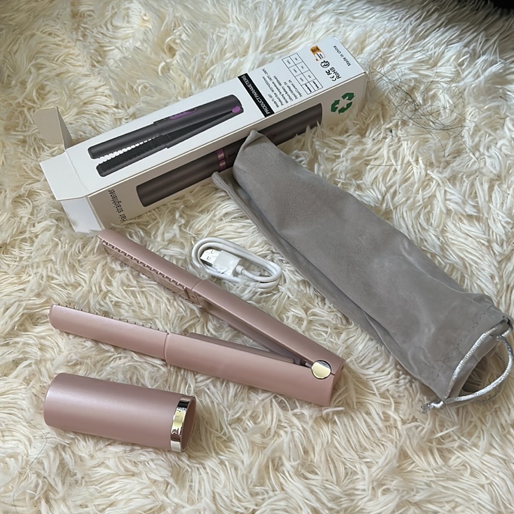 Hair Straightener- Cordless and Rechargeable - Picture 3 of 5
